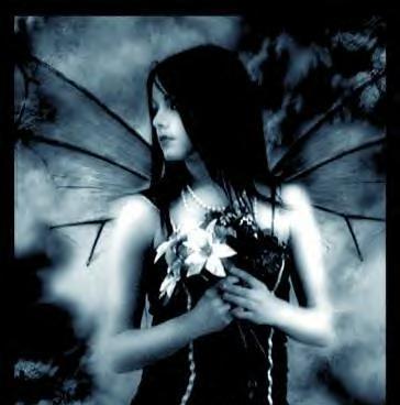Une fée,une femme je ne sais pas mais je sais qu'elle est perdue seule da le noir...