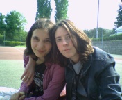 bon je sais g une sale gueule mé mél elle est bien sur cette foto sinon je loré pa mi lol... on ne se moke pas!!!lol!!!