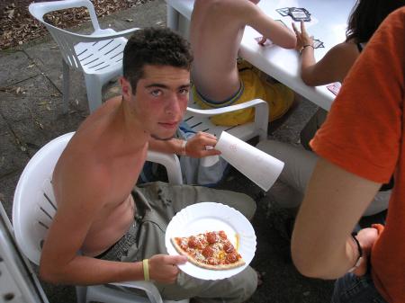 mon grand frère avec sa pizza LOL...
